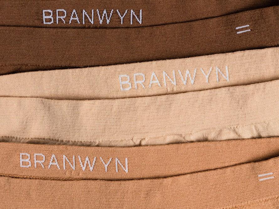 Atleta usando ropa deportiva de alto rendimiento