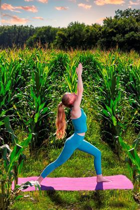 (c) The LYCRA Company 2024. Modell beim Yoga im Maisfeld__