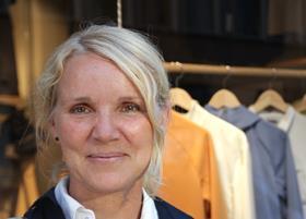 Eva Karlsson Houdini in front of Houdini store