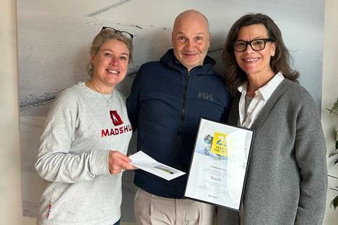 BU Bild EOC_JL_TH_FB: (left side: Stefanie Bauer (Director of HR EOC Europe), middle Tobias Heil (Product Director Alpine Skis EOC Global) right side: Josee Laroque. Tobias Heil celebrates his 25 years anniversary at EOC.