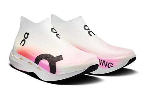 3UE30012926-cloudboom_strike_ls-fw25-white_raspberry-u-1x1-g6